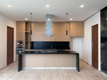 RESIDENCIA EN SOLUNA TEMOZON NORTE, MERIDA, 5 RECAMARAS