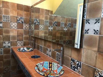 Conjunto Industrial en VENTA (4 Bodegas con Oficina y 2 Habitaciones cada una),con Local Comercial, Ubicado en San José Iturbide