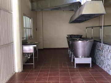 Conjunto Industrial en VENTA (4 Bodegas con Oficina y 2 Habitaciones cada una),con Local Comercial, Ubicado en San José Iturbide