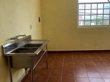 Conjunto Industrial en VENTA (4 Bodegas con Oficina y 2 Habitaciones cada una),con Local Comercial, Ubicado en San José Iturbide