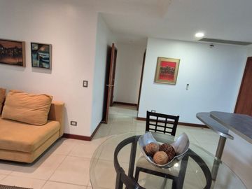 Departamento Amoblado en Venta en Torres del Sol, 1 Habitación, 1 Baño, Garaje, Piscina Gimnasio, Seguridad.