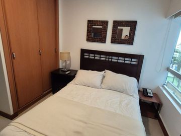 Departamento Amoblado en Venta en Torres del Sol, 1 Habitación, 1 Baño, Garaje, Piscina Gimnasio, Seguridad.