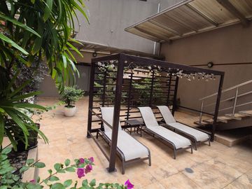 Departamento Amoblado en Venta en Torres del Sol, 1 Habitación, 1 Baño, Garaje, Piscina Gimnasio, Seguridad.