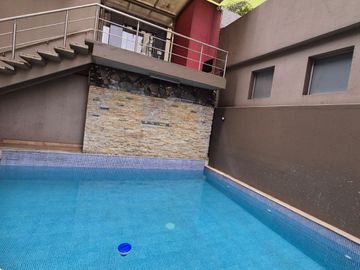 Departamento Amoblado en Venta en Torres del Sol, 1 Habitación, 1 Baño, Garaje, Piscina Gimnasio, Seguridad.