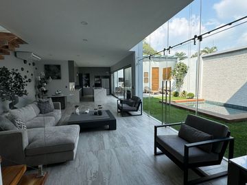 Venta de Hermosa Casa en Zona Dorada
