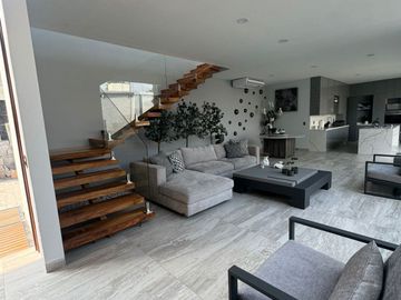Venta de Hermosa Casa en Zona Dorada