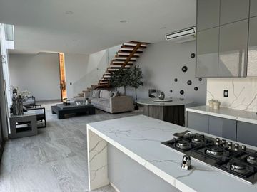 Venta de Hermosa Casa en Zona Dorada