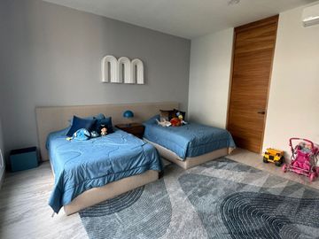 Venta de Hermosa Casa en Zona Dorada