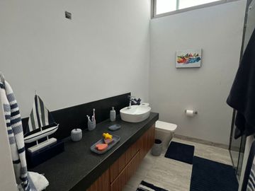 Venta de Hermosa Casa en Zona Dorada