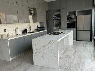 Venta de Hermosa Casa en Zona Dorada