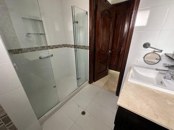 Apartamento de 4 habitaciónes cada una con baño en El Golf
