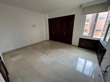 Apartamento de 4 habitaciónes cada una con baño en El Golf