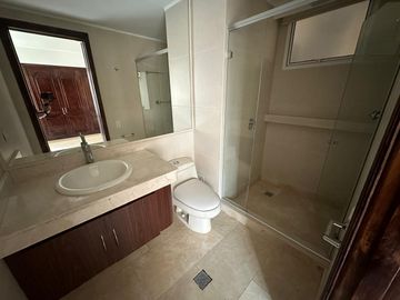Apartamento de 4 habitaciónes cada una con baño en El Golf
