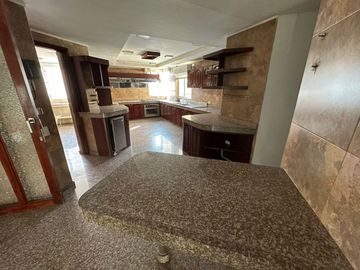 Apartamento de 4 habitaciónes cada una con baño en El Golf