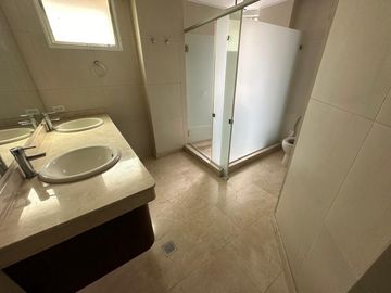 Apartamento de 4 habitaciónes cada una con baño en El Golf