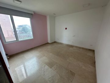 Apartamento de 4 habitaciónes cada una con baño en El Golf