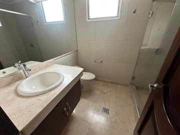 Apartamento de 4 habitaciónes cada una con baño en El Golf