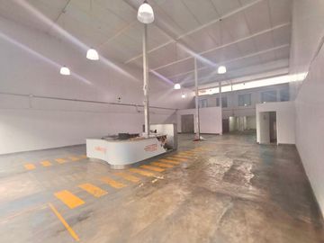 SE VENDE LOCAL COMERCIAL EN AV. TOMAS MARZONA CDRA 33. LOCAL GRANDE DE 442 M2