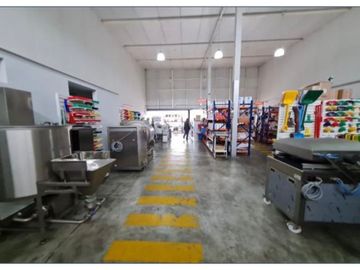 SE VENDE LOCAL COMERCIAL EN AV. TOMAS MARZONA CDRA 33. LOCAL GRANDE DE 442 M2