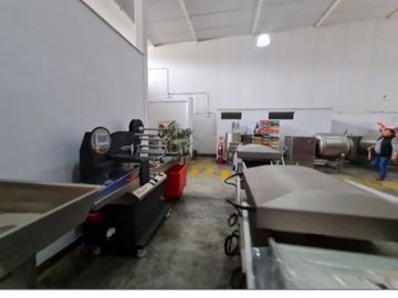 SE VENDE LOCAL COMERCIAL EN AV. TOMAS MARZONA CDRA 33. LOCAL GRANDE DE 442 M2