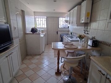 ¡Oportunidad única! Se vende comoda casa en Condominio Quinto Centenario.