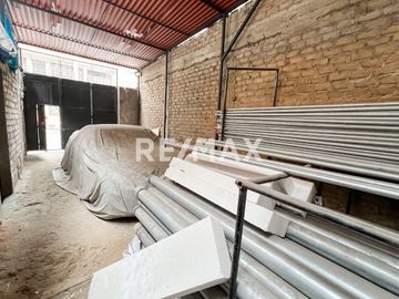 Casa Comercial En Av. Túpac Amaru | Esquina | 2 Pisos | Ideal Para Vivienda O Negocio