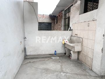 Casa Comercial En Av. Túpac Amaru | Esquina | 2 Pisos | Ideal Para Vivienda O Negocio