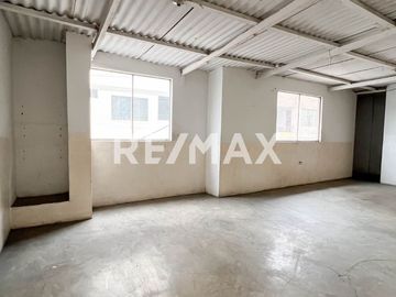 Casa Comercial En Av. Túpac Amaru | Esquina | 2 Pisos | Ideal Para Vivienda O Negocio