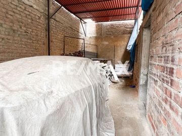 Casa Comercial En Av. Túpac Amaru | Esquina | 2 Pisos | Ideal Para Vivienda O Negocio