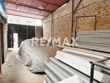 Casa Comercial En Av. Túpac Amaru | Esquina | 2 Pisos | Ideal Para Vivienda O Negocio