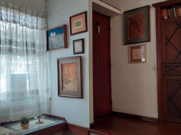 Venta Kennedy Nueva, casa con 5 dormitorios, tres en planta baja, dos salas, parqueo