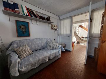 Venta Kennedy Nueva, casa con 5 dormitorios, tres en planta baja, dos salas, parqueo