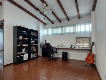 Venta Kennedy Nueva, casa con 5 dormitorios, tres en planta baja, dos salas, parqueo