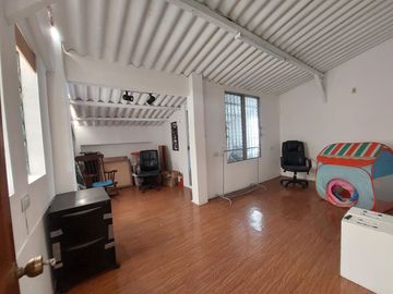 Venta Kennedy Nueva, casa con 5 dormitorios, tres en planta baja, dos salas, parqueo