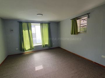 Comodidad y Calidez: Casa de Dos Pisos en Conjunto Habitacional Hermano Bonifacio Martinez II, Quillota