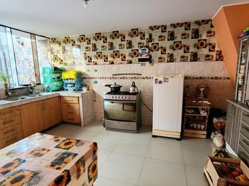VENDO LINDA CASA EN URB. JAVIER PRADO