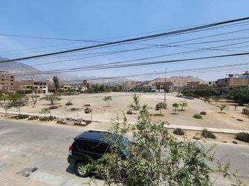 VENDO CASA FRENTE A PARQUE