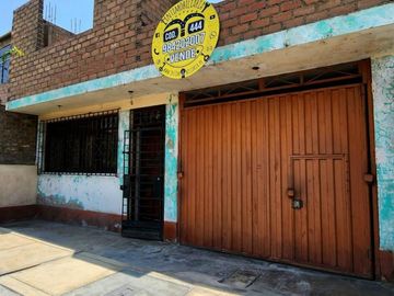 VENDO CASA FRENTE A PARQUE