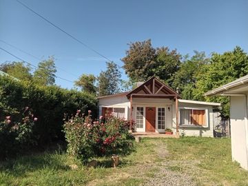 Nuevo precio! Venta casa 3D2B con cabaña 3D1B en sector Las Mariposas, Chillán