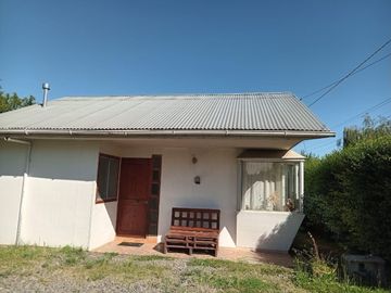 Nuevo precio! Venta casa 3D2B con cabaña 3D1B en sector Las Mariposas, Chillán