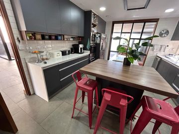 VENDE EXCELENTE CASA ESTILO MODERNO, CONDOMINIO LAS BRISAS DE CHICUREO, COLINA, 430/2.000 M2, 5 DORMITORIOS, 6 BAÑOS, TERRAZA, QUINCHO Y PISCINA
