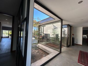 VENDE EXCELENTE CASA ESTILO MODERNO, CONDOMINIO LAS BRISAS DE CHICUREO, COLINA, 430/2.000 M2, 5 DORMITORIOS, 6 BAÑOS, TERRAZA, QUINCHO Y PISCINA
