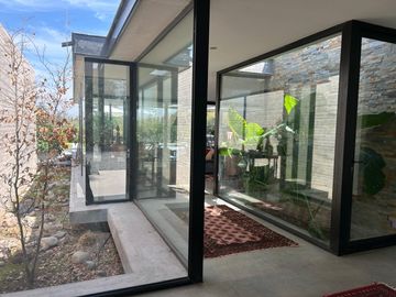 VENDE EXCELENTE CASA ESTILO MODERNO, CONDOMINIO LAS BRISAS DE CHICUREO, COLINA, 430/2.000 M2, 5 DORMITORIOS, 6 BAÑOS, TERRAZA, QUINCHO Y PISCINA