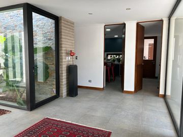 VENDE EXCELENTE CASA ESTILO MODERNO, CONDOMINIO LAS BRISAS DE CHICUREO, COLINA, 430/2.000 M2, 5 DORMITORIOS, 6 BAÑOS, TERRAZA, QUINCHO Y PISCINA