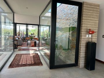 VENDE EXCELENTE CASA ESTILO MODERNO, CONDOMINIO LAS BRISAS DE CHICUREO, COLINA, 430/2.000 M2, 5 DORMITORIOS, 6 BAÑOS, TERRAZA, QUINCHO Y PISCINA