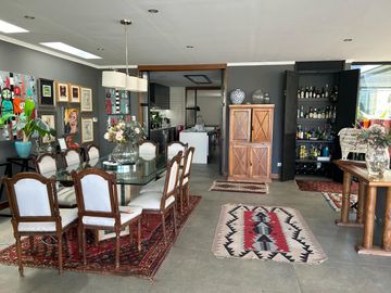 VENDE EXCELENTE CASA ESTILO MODERNO, CONDOMINIO LAS BRISAS DE CHICUREO, COLINA, 430/2.000 M2, 5 DORMITORIOS, 6 BAÑOS, TERRAZA, QUINCHO Y PISCINA