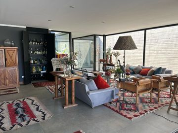 VENDE EXCELENTE CASA ESTILO MODERNO, CONDOMINIO LAS BRISAS DE CHICUREO, COLINA, 430/2.000 M2, 5 DORMITORIOS, 6 BAÑOS, TERRAZA, QUINCHO Y PISCINA