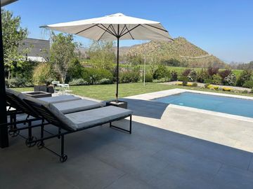VENDE EXCELENTE CASA ESTILO MODERNO, CONDOMINIO LAS BRISAS DE CHICUREO, COLINA, 430/2.000 M2, 5 DORMITORIOS, 6 BAÑOS, TERRAZA, QUINCHO Y PISCINA
