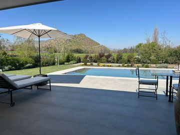 VENDE EXCELENTE CASA ESTILO MODERNO, CONDOMINIO LAS BRISAS DE CHICUREO, COLINA, 430/2.000 M2, 5 DORMITORIOS, 6 BAÑOS, TERRAZA, QUINCHO Y PISCINA