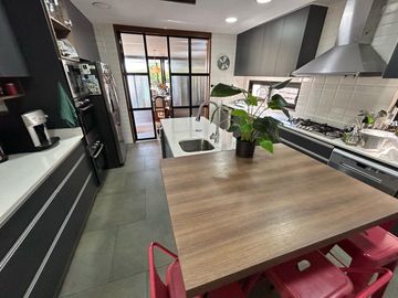 VENDE EXCELENTE CASA ESTILO MODERNO, CONDOMINIO LAS BRISAS DE CHICUREO, COLINA, 430/2.000 M2, 5 DORMITORIOS, 6 BAÑOS, TERRAZA, QUINCHO Y PISCINA